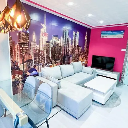 Immaculate 12-Bed Apartment In Valencia Apartment *
