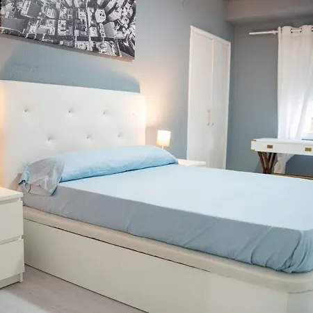 Immaculate 12-Bed Apartment In Valencia Apartment *